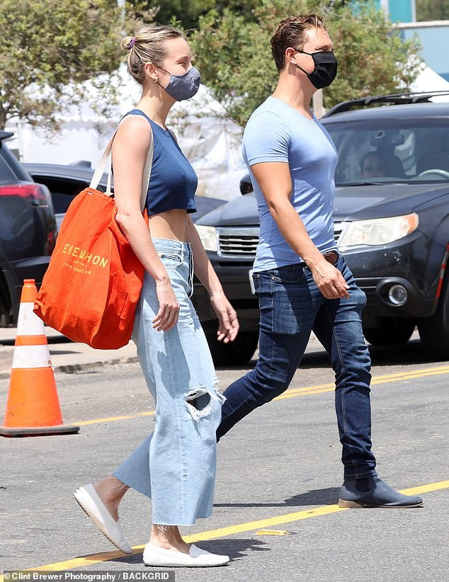 Nữ siêu anh hùng 'Captain Marvel' mặc crop top, không nội y ra phố ảnh 3