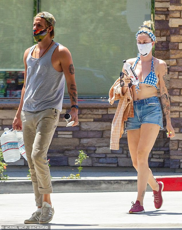 Nàng mẫu Ireland Baldwin nảy nở, gợi cảm nổi bật ở biển ảnh 1