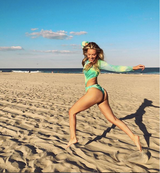 Mẫu áo tắm Camille Kostek quá sexy khó rời mắt ảnh 1