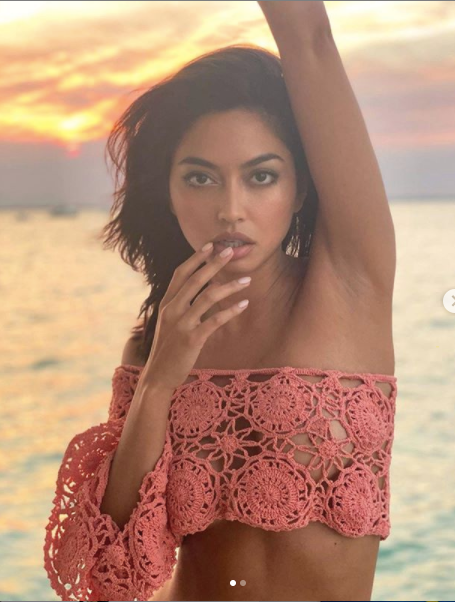 Ambra Gutierrez khoe đường cong tuyệt mỹ với áo ren xuyên thấu ảnh 2