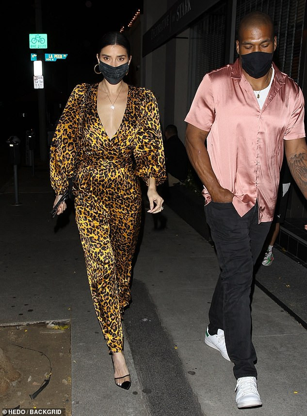 'Mỹ nhân nóng bỏng nhất Canada' mặc nội y ren xuyên thấu cực gợi cảm ảnh 9