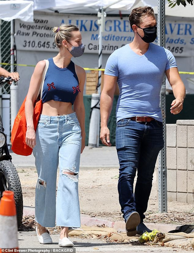 Nữ siêu anh hùng 'Captain Marvel' mặc crop top, không nội y ra phố ảnh 1