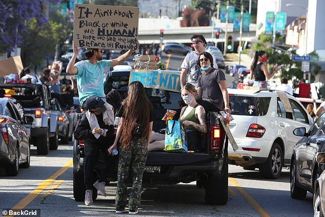 Ireland Baldwin lại gây chú ý với áo ba lỗ, không nội y đi biểu tình ảnh 2