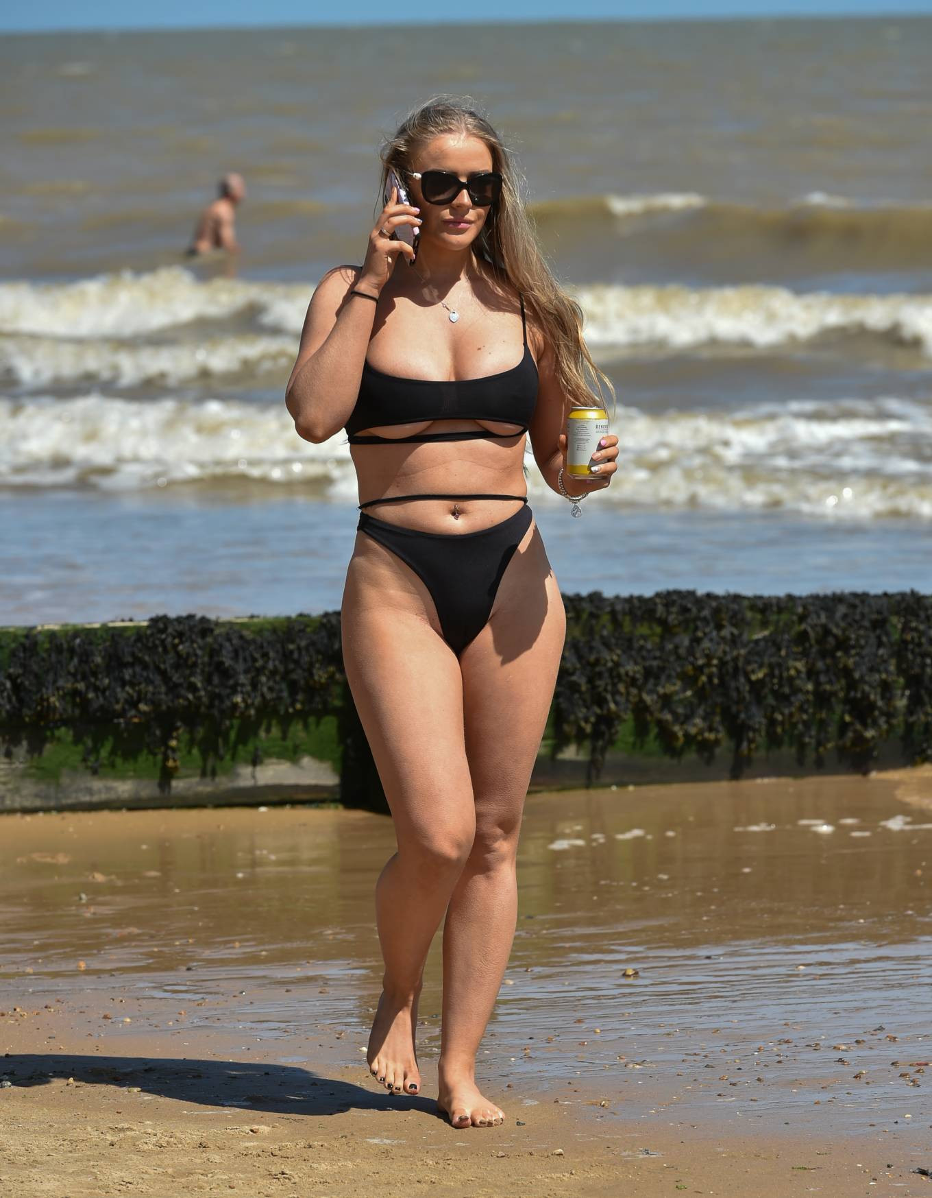 Sao truyền hình Anh quốc mặc bikini cắt xẻ khoe chân ngực nảy nở ảnh 6