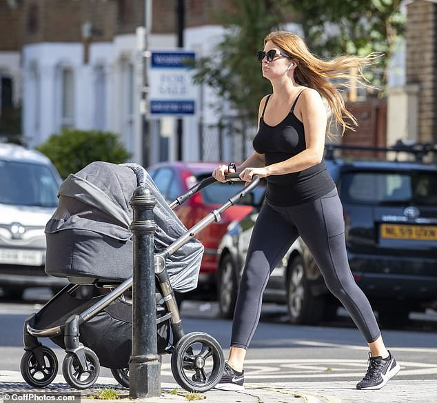 Mới sinh 2 tháng, sao truyền hình Anh 'thả rông' vòng 1 đưa con ra phố ảnh 4