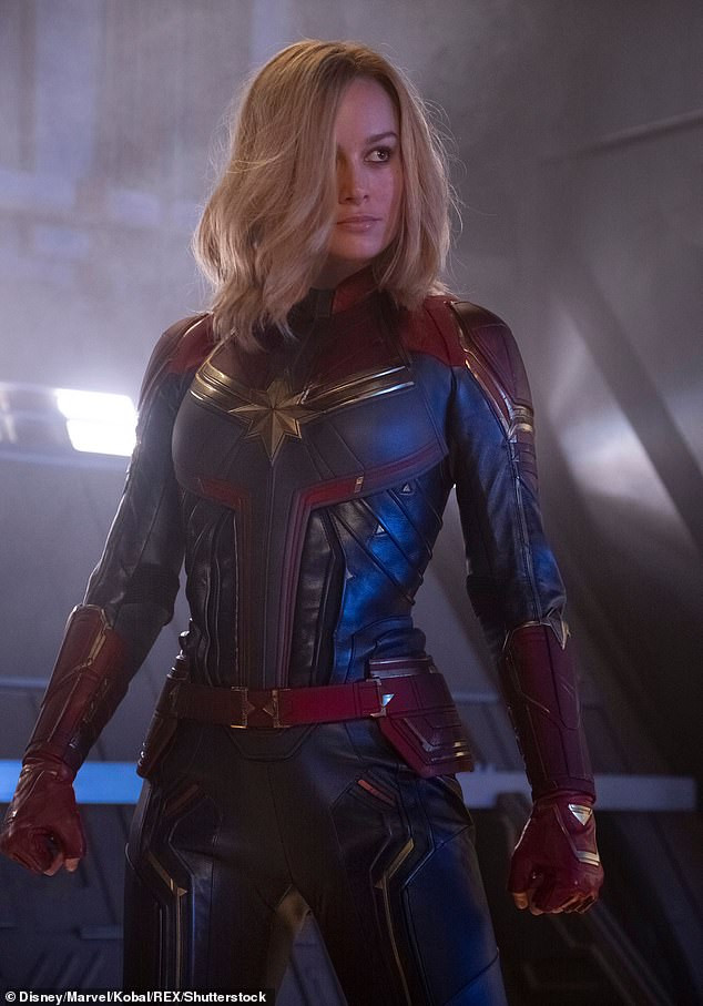 Nữ siêu anh hùng 'Captain Marvel' mặc crop top, không nội y ra phố ảnh 5