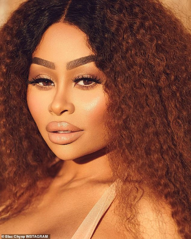 Vũ nữ thoát y Blac Chyna mặc váy màu nude bó sát, thả dáng cực nóng bỏng ảnh 2
