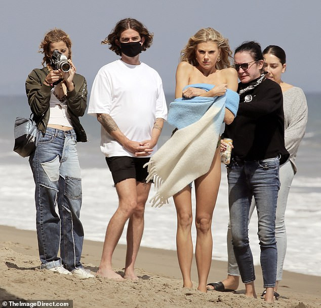 'Bom gợi cảm' Charlotte McKinney mặc bikini siêu bé, chụp ảnh giữa trời lạnh ảnh 2