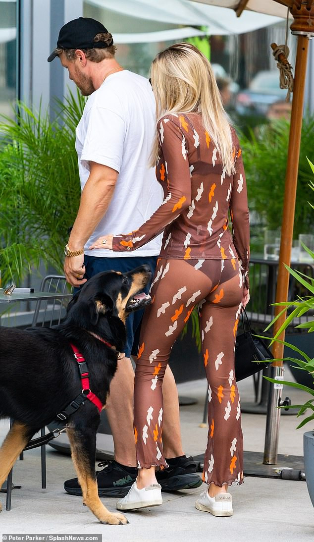 Emily Ratajkowski mặc xuyên thấu khoe nội y táo bạo trên phố ảnh 1