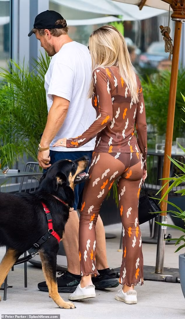 Emily Ratajkowski mặc xuyên thấu khoe nội y táo bạo trên phố ảnh 1