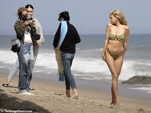 'Bom gợi cảm' Charlotte McKinney mặc bikini siêu bé, chụp ảnh giữa trời lạnh ảnh 4