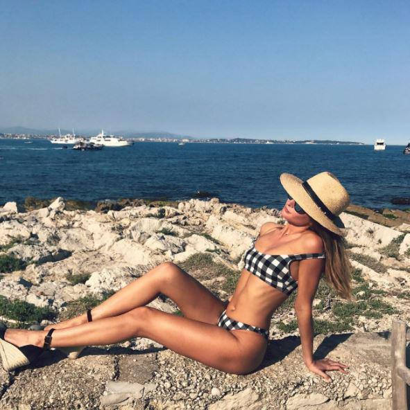 Mới sinh 2 tháng, sao truyền hình Anh 'thả rông' vòng 1 đưa con ra phố ảnh 12