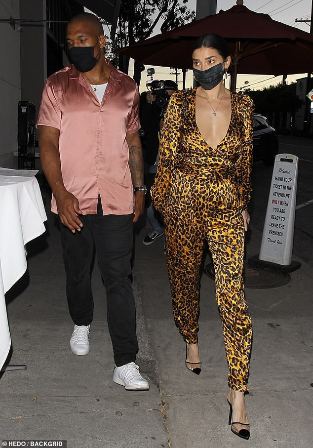 'Mỹ nhân nóng bỏng nhất Canada' mặc nội y ren xuyên thấu cực gợi cảm ảnh 8