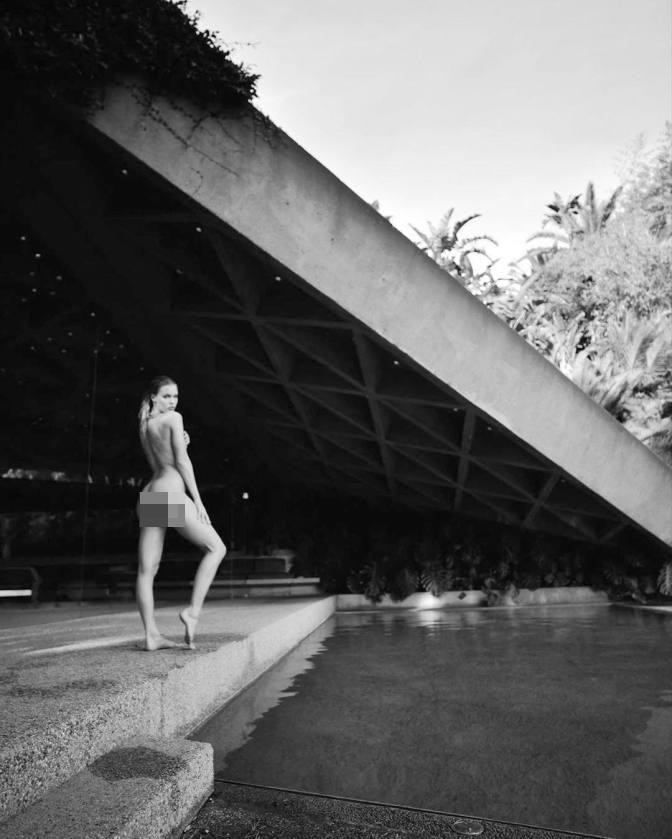 Chân dài Joy Corrigan hờ hững khoe vòng 1 'bỏng mắt' ảnh 5