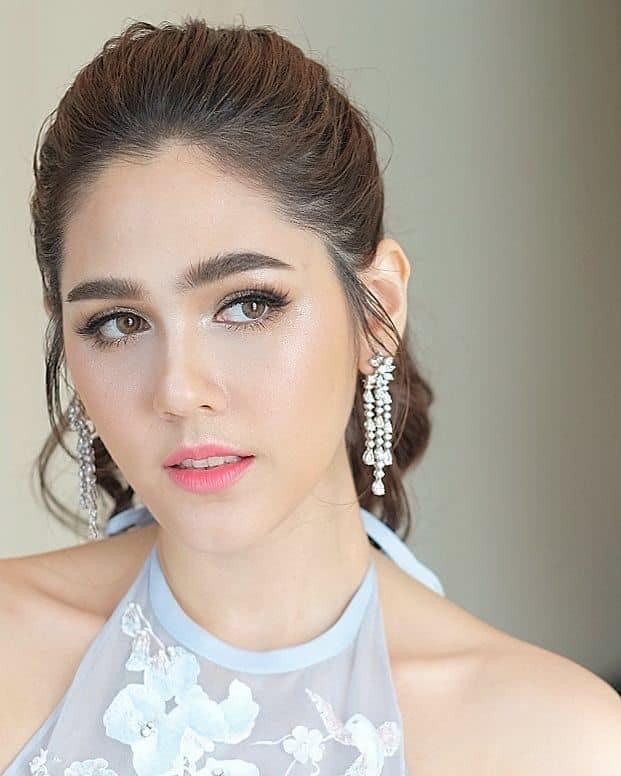 “Chất” như Chompoo Araya làm gì cũng tạo trend, dán đầy sticker lên mặt cũng “gây bão“ ảnh 9