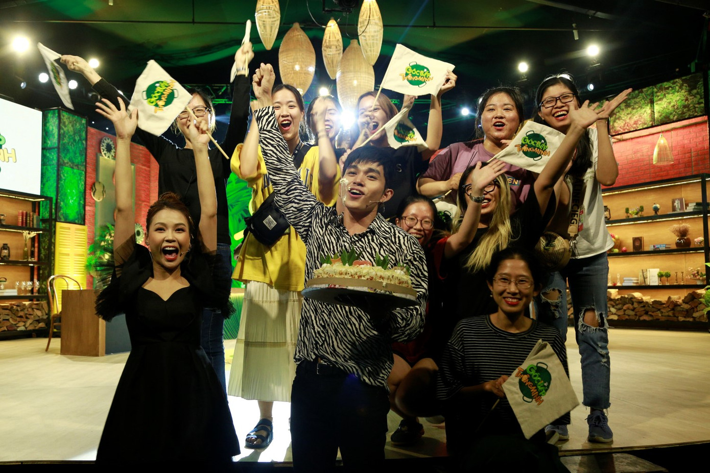 Jun Phạm bất ngờ khi được tổ chức sinh nhật sớm ngay tại phim trường ảnh 4