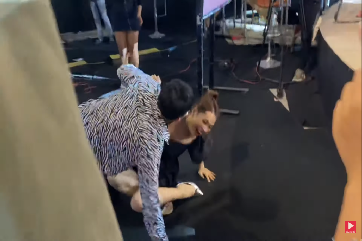 Jun Phạm bất ngờ khi được tổ chức sinh nhật sớm ngay tại phim trường ảnh 7