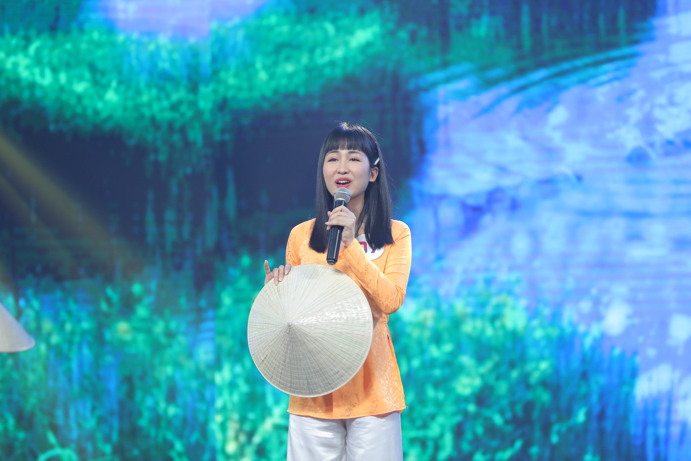 Trang Moon gây bất ngờ với áo bà ba và nón lá cùng giọng ca “ngọt lịm” ảnh 3