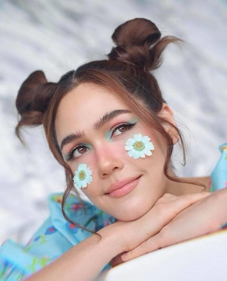 “Chất” như Chompoo Araya làm gì cũng tạo trend, dán đầy sticker lên mặt cũng “gây bão“ ảnh 1