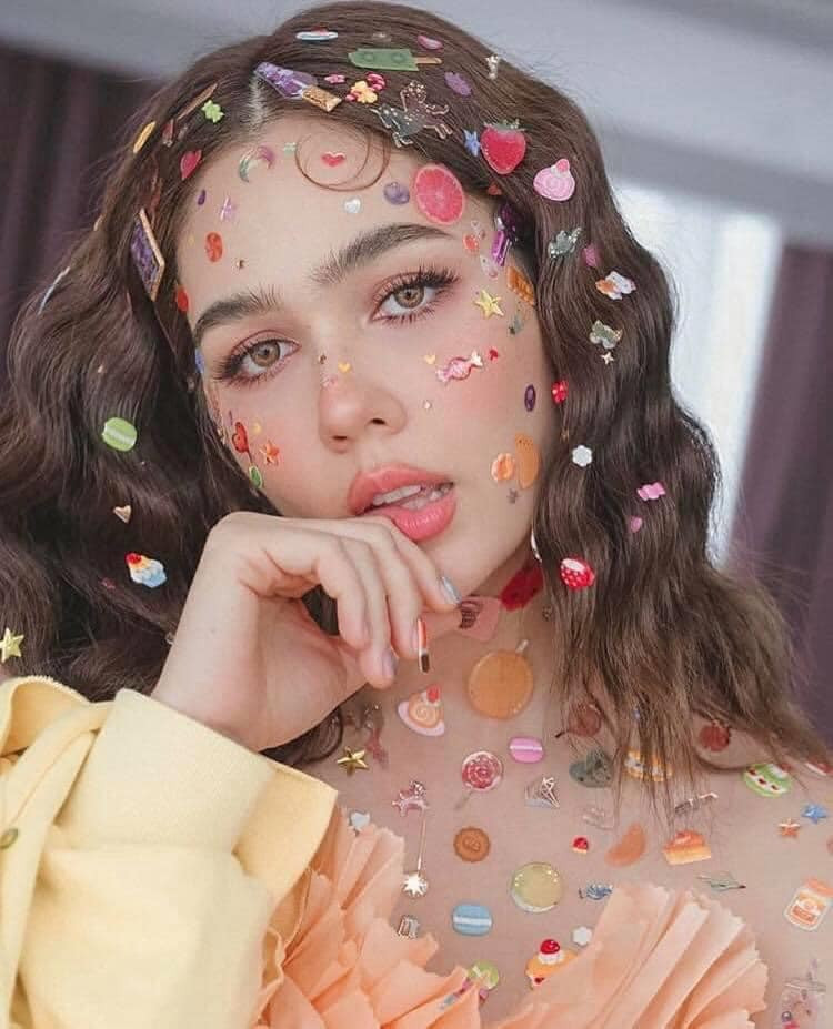 “Chất” như Chompoo Araya làm gì cũng tạo trend, dán đầy sticker lên mặt cũng “gây bão“ ảnh 3