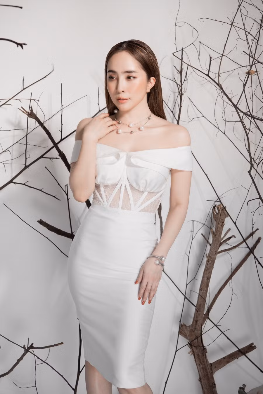 Giảm cân thành công, Quỳnh Nga khoe eo con kiến gợi cảm cùng sắc trắng ảnh 4