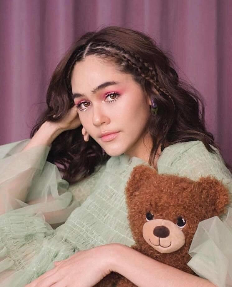 “Chất” như Chompoo Araya làm gì cũng tạo trend, dán đầy sticker lên mặt cũng “gây bão“ ảnh 7