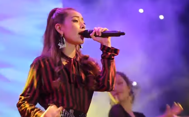 Chi Pu khẳng định không làm gì khiến bản thân phải hổ thẹn. Về phía Quỳnh Anh Shyn, cô nàng cũng đã unfollow Chi Pu rồi. Giờ mọi chuyện phải để thời gian trả lời. Showbiz châu Á 26/6: IU dành “tình cảm” cho Lee Do Hyun, Jung So Min và Lee Joon chia tay IU dành "tình cảm", ủng hộ hết mình cho Lee Do Hyun. Trong khi đó, cặp đôi được coi đẹp nhất nhì xứ Hàn là Jung So Min và Lee Joon chính thức chia tay sau 3 năm hẹn hò "đẹp như mơ", nổ ra cuộc tranh luận rôm rả trong cộng đồng cư dân mạng về lý do muôn thủa công việc hay sự xuất hiện của "người thứ 3"? Ca sĩ Jack bức xúc vì group nhà Đóm bị tấn công Khi group FC của mình liên tục bị hack, Jack đã khuyên người hâm mộ: "Thôi thì lập "nhà" mới đi"! Chi Pu lên tiếng trước tin đồn rạn nứt với Quỳnh Anh Shyn ảnh 5