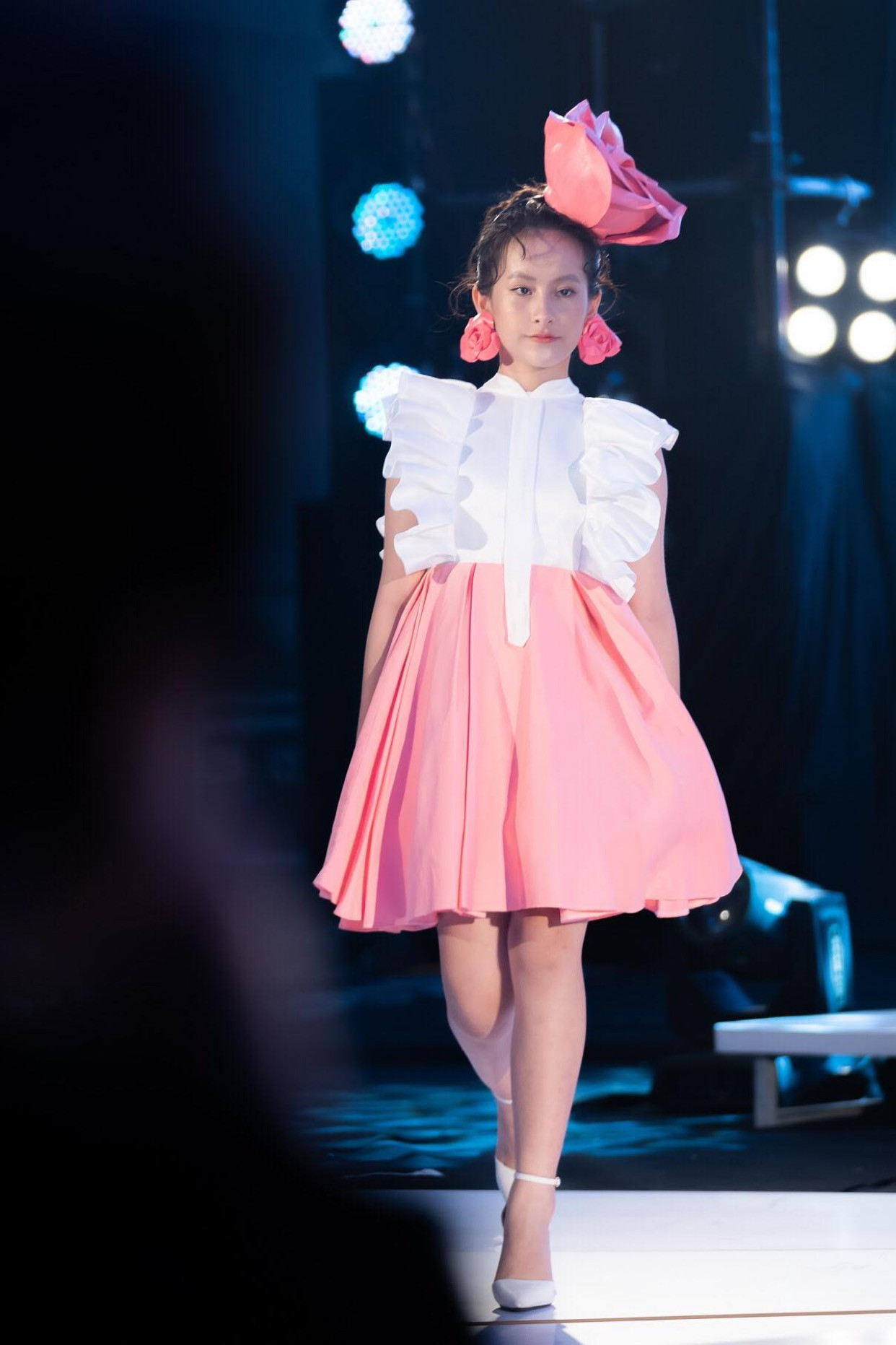 "Vietnam Top Fashion & Hair 2020" ghi dấu ấn khi lần đầu tiên có một cuộc thi chuyên nghiệp và uy tín đưa 3 đại diện của cả 3 lĩnh vực: Người mẫu, thiết kế thời trang và tạo mẫu tóc cùng đứng trên một “sàn đấu”. Đây sẽ là sân chơi chuyên nghiệp giúp các bạn trẻ thỏa niềm đam mê sáng tạo, trải nghiệm và khẳng định bản thân. Dàn ban giám khảo là những nhà thiết kế, chuyên gia tạo mẫu tóc, người mẫu đình đám trong nước và quốc tế. Cuộc thi không chỉ tìm kiếm còn là bệ phóng cho nhiều gương mặt trẻ tài năng, được đào tạo bài bản. Không chỉ gây sốt bởi fomat độc đáo, “có một không hai”, Ban Tổ chức khiến các thí sinh và khán giả bất ngờ khi công bố 4 hạng mục giải thưởng "Nhà tạo mẫu tóc Việt Nam 2020", "Nhà thiết kế thời trang trẻ Việt Nam 2020", "Siêu sao mẫu nhí Việt Nam 2020", "Hot Face Việt Nam 2020", với tổng giá trị lên đến 1 tỉ đồng. Không chỉ vậy, các quán quân còn có cơ hội góp mặt tại những sự kiện thời trang lớn trên thế giới. Hơn thế nữa, Ban Tổ chức còn muốn đem đến cho khán giả một cái nhìn tổng thể về bức tranh thời trang Việt Nam. Thời trang không chỉ là những người mẫu sải bước trên sàn catwalk hay trong các bộ hình mà còn được tạo nên bởi những con người cần mẫn và thầm lặng đằng sau hậu trường”. Đặc biệt, NSND Lan Hương cũng là một trong số dàn giám khảo đặc biệt của chương trình, bên cạnh Chuyên gia tóc Quốc tế Thomas Knuf; Chuyên gia tóc Quốc tế Serpil Ertas; Chuyên gia tóc Quốc tế Lưu Hữu Tinh; Nhà thiết kế Diego Chula; Chủ tịch Tạp chí thời trang Alicio Thái Lan Pookij Kong Kessarin; NSND Lan Hương; Hoa hậu Doanh nhân Thúy Nga; Nhà thiết kế Quỳnh Paris… Vòng thi online sẽ diễn ra 10/6 - 10/8/2020. Top 60 gương mặt xuất sắc nhất sẽ lọt vào vòng đối đầu của "Vietnam Top Fashion & Hair 2020". Top 60 sẽ phải khẳng định tài năng của bản thân qua những phần thi khốc liệt tại vòng đối đầu trực tiếp, bán kết và chung kết để tiến gần hơn với ngôi vị cao nhất. Dàn mẫu nhí khuấy đảo sắc màu tại “Vietnam Top Fashion and Hair 2020“ ảnh 4