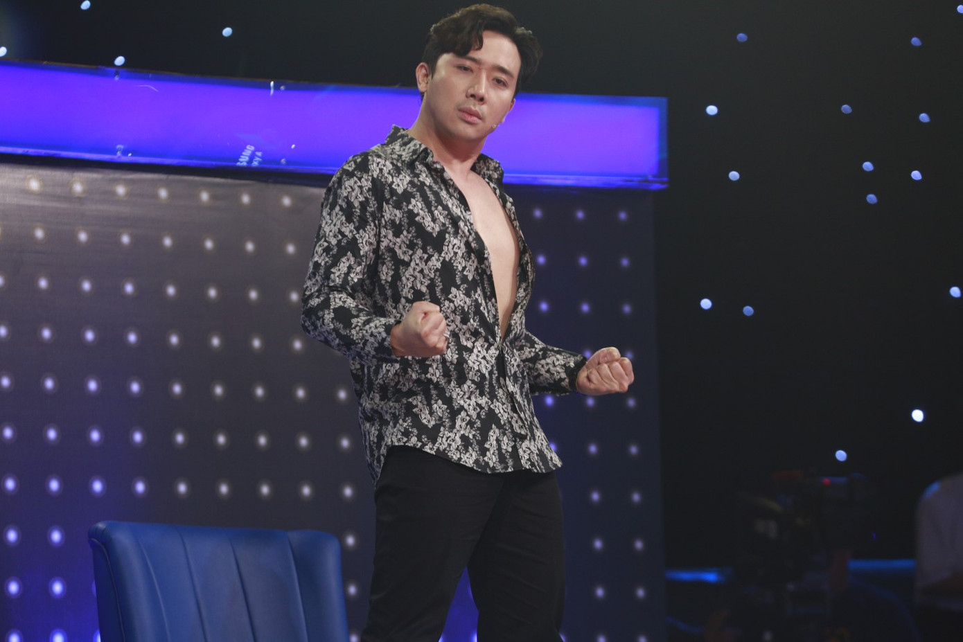 Trấn Thành cởi áo khoe “múi” khi bị chê mập khiến Kay Trần phấn khích ảnh 8