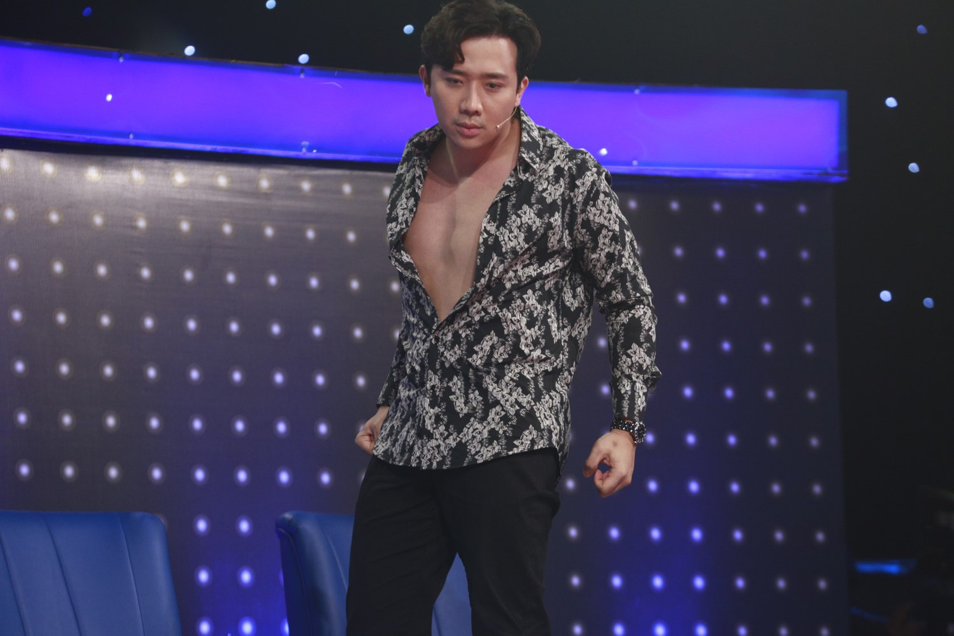 Trấn Thành cởi áo khoe “múi” khi bị chê mập khiến Kay Trần phấn khích ảnh 7