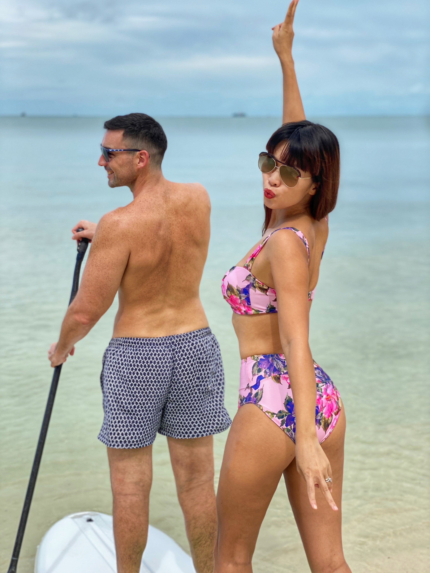 Siêu mẫu Hà Anh diện bikini khoe eo con kiến cùng chồng ở “bãi biển thiên đường“ ảnh 10