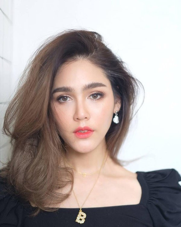 “Chất” như Chompoo Araya làm gì cũng tạo trend, dán đầy sticker lên mặt cũng “gây bão“ ảnh 11