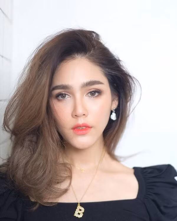 “Chất” như Chompoo Araya làm gì cũng tạo trend, dán đầy sticker lên mặt cũng “gây bão“ ảnh 11