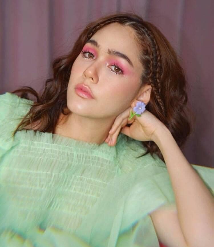 “Chất” như Chompoo Araya làm gì cũng tạo trend, dán đầy sticker lên mặt cũng “gây bão“ ảnh 5