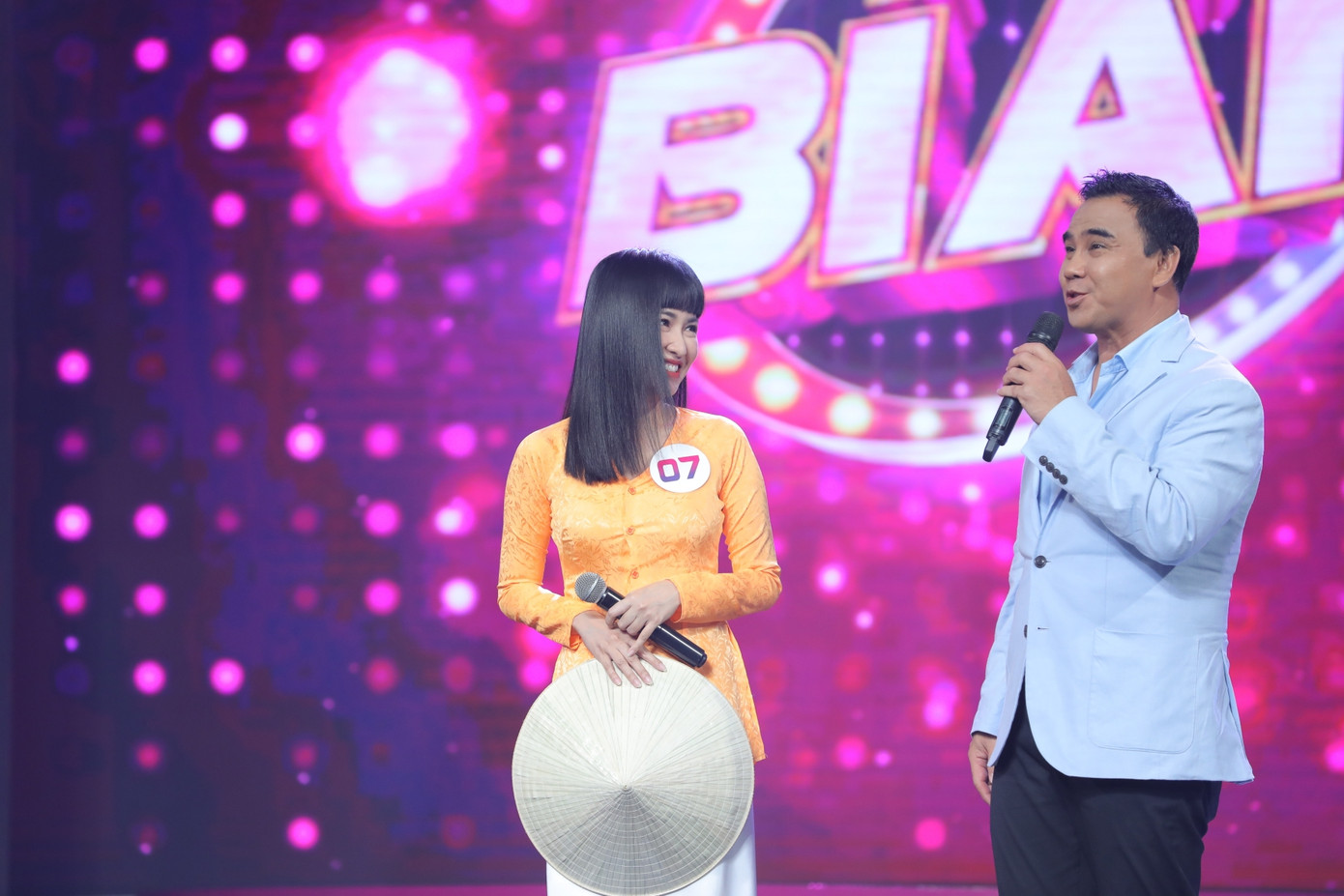 Trang Moon gây bất ngờ với áo bà ba và nón lá cùng giọng ca “ngọt lịm” ảnh 2