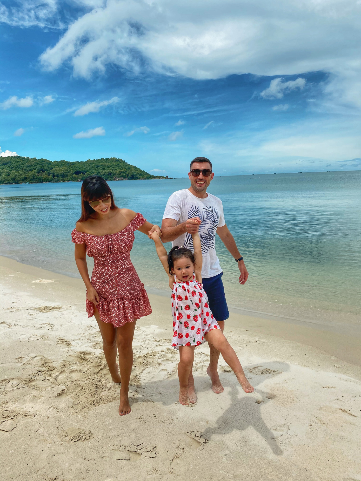 Siêu mẫu Hà Anh diện bikini khoe eo con kiến cùng chồng ở “bãi biển thiên đường“ ảnh 12