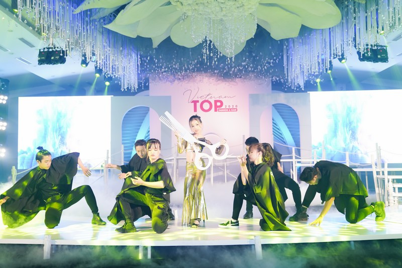 "Vietnam Top Fashion and Hair 2020" hứa hẹn mang đến những điều thú vị cho các "tín đồ" thời trang. Dàn mẫu nhí khuấy đảo sắc màu tại “Vietnam Top Fashion and Hair 2020“ ảnh 2
