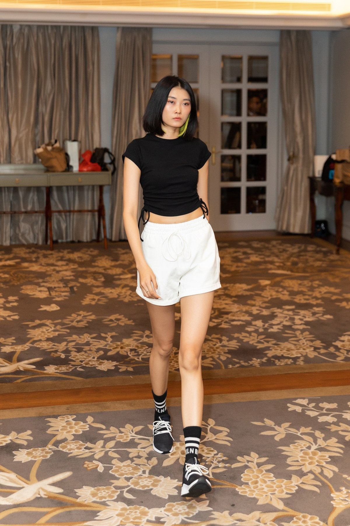 Khánh Vân, Mâu Thủy khoe dáng chuẩn “mướt mắt” khán giả ảnh 7