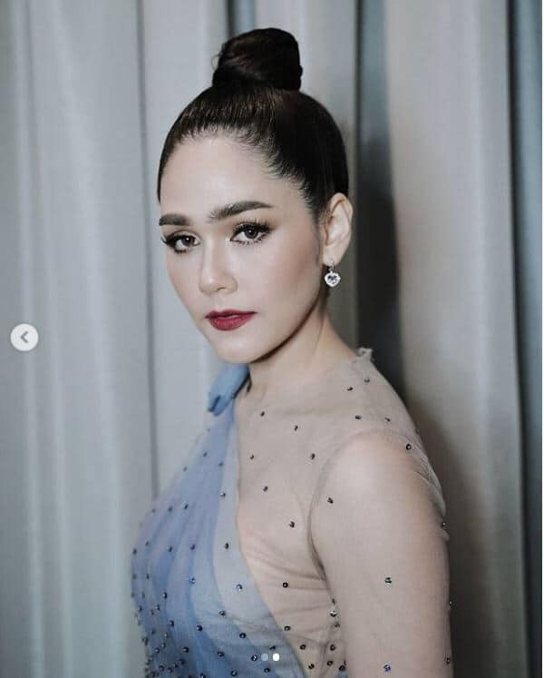 “Chất” như Chompoo Araya làm gì cũng tạo trend, dán đầy sticker lên mặt cũng “gây bão“ ảnh 10