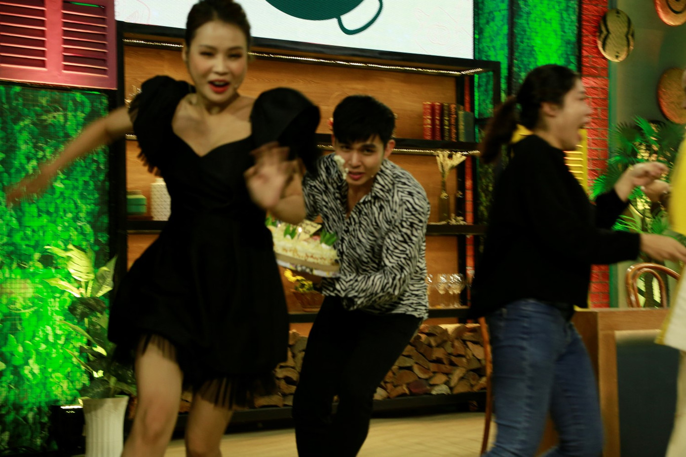 Jun Phạm bất ngờ khi được tổ chức sinh nhật sớm ngay tại phim trường ảnh 3