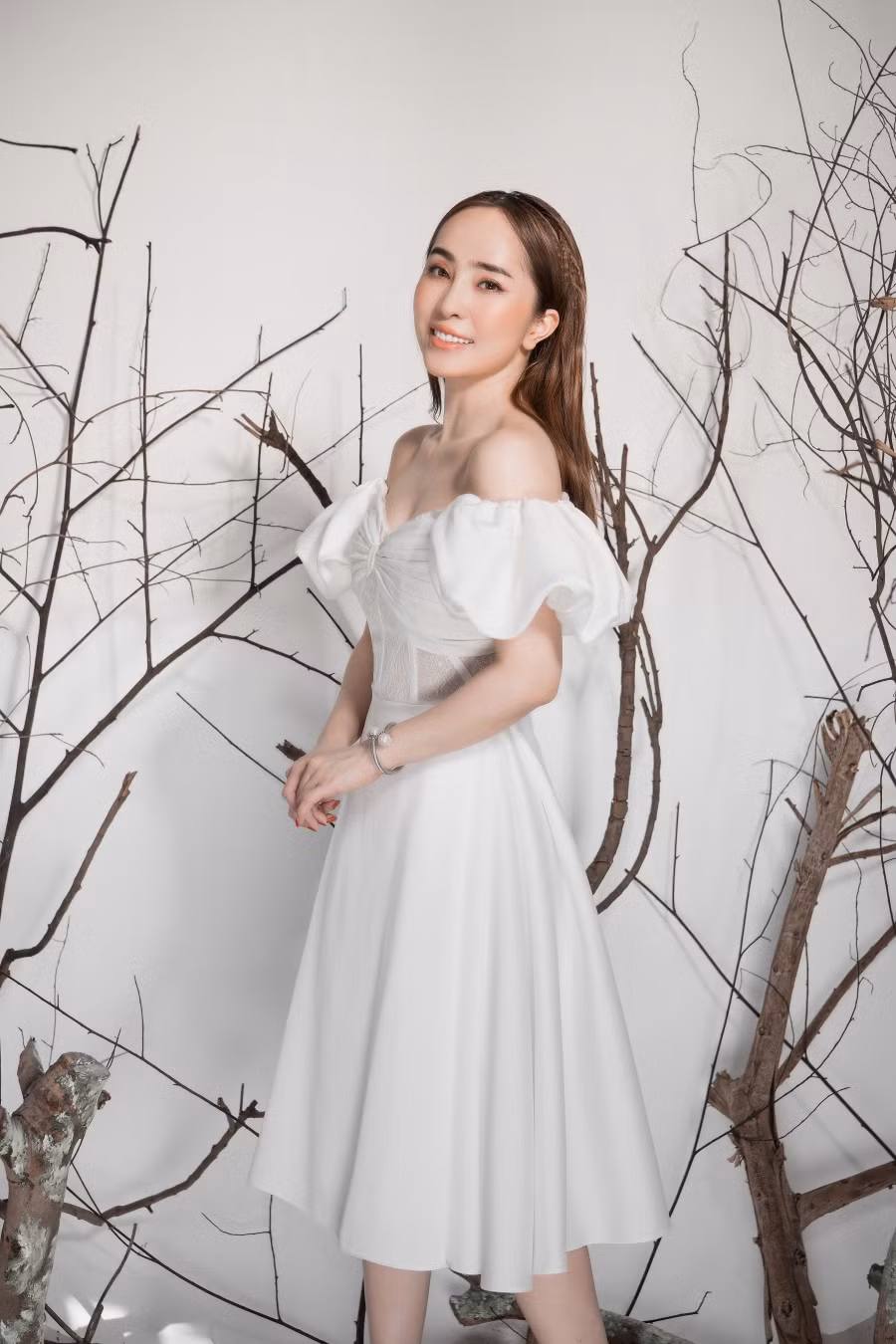 Giảm cân thành công, Quỳnh Nga khoe eo con kiến gợi cảm cùng sắc trắng ảnh 5
