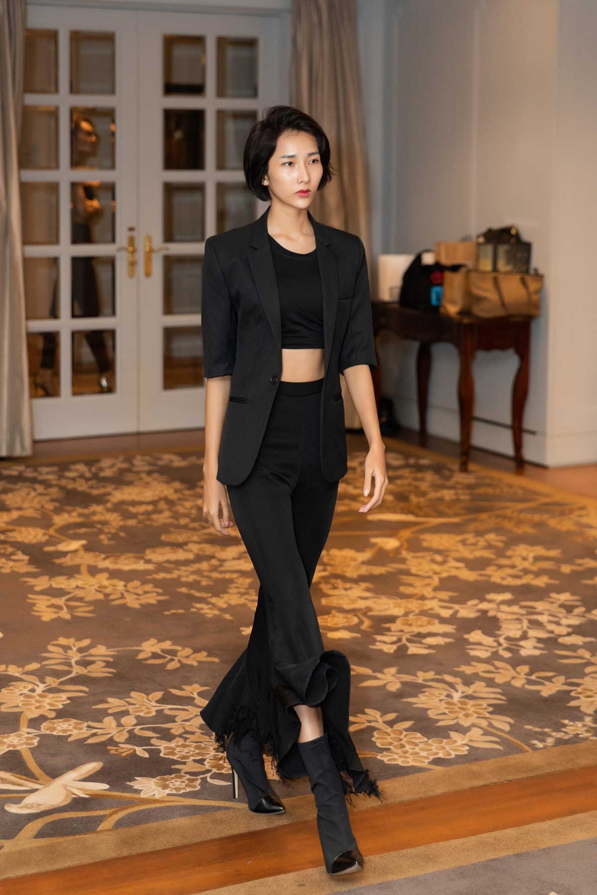 Khánh Vân, Mâu Thủy khoe dáng chuẩn “mướt mắt” khán giả ảnh 10