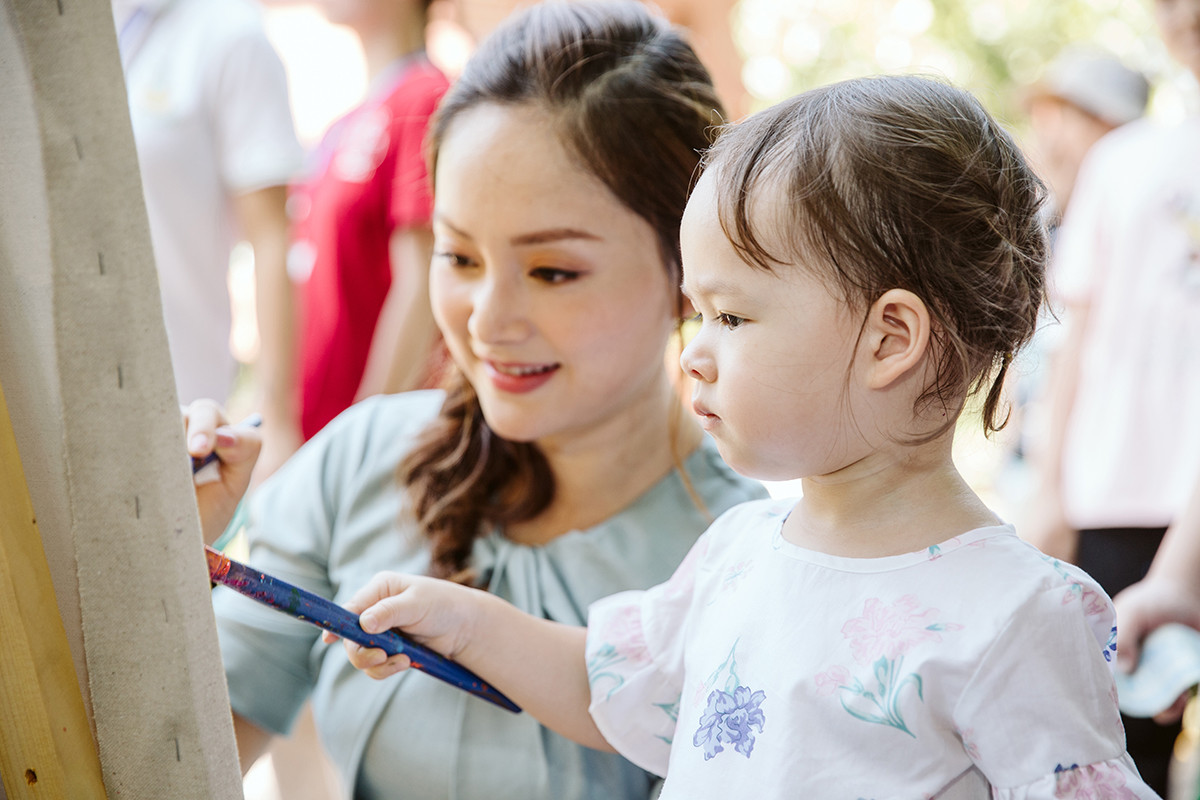 Lan Phương xúc động khi cùng con gái đến thăm làng trẻ SOS ảnh 3