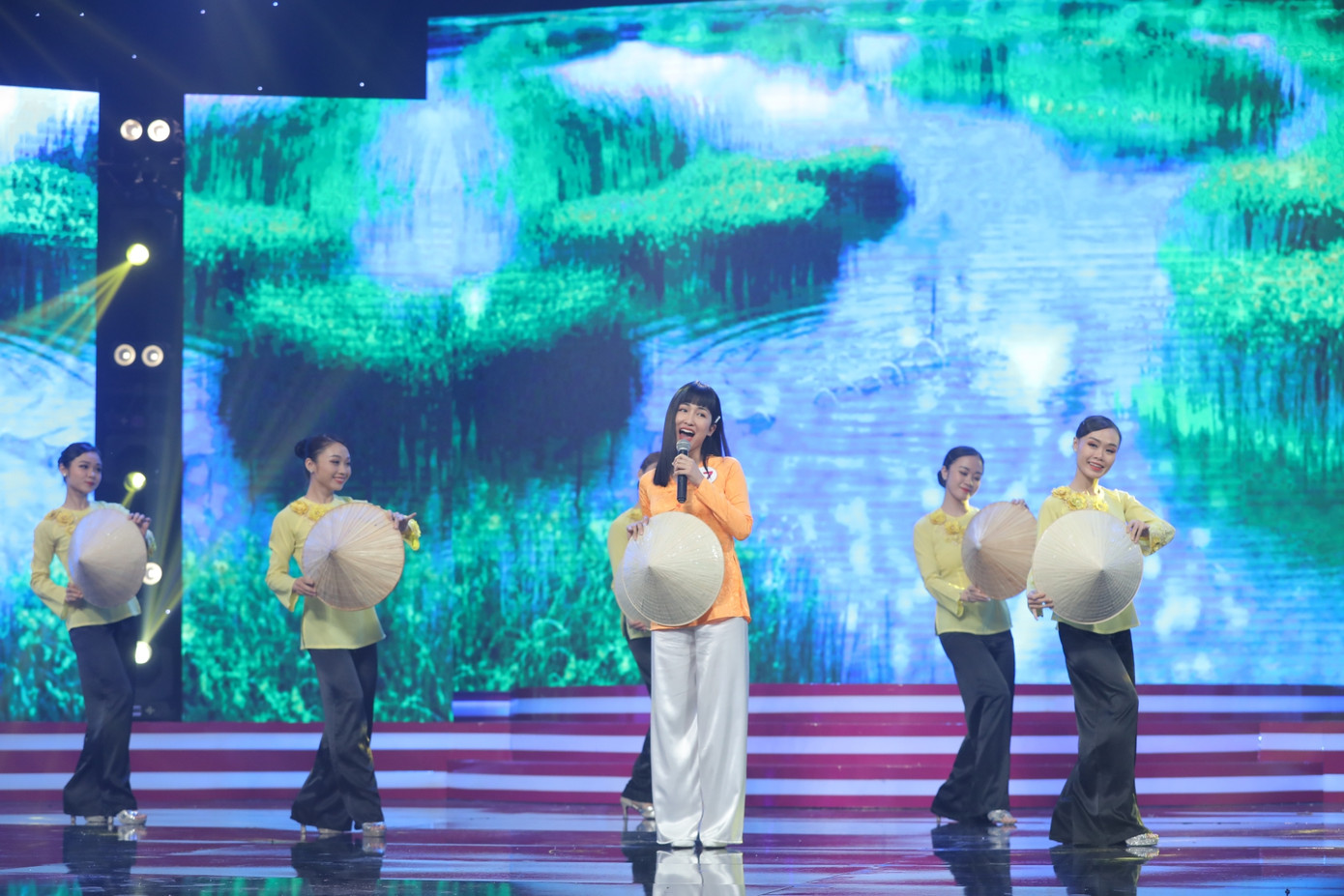 Trang Moon gây bất ngờ với áo bà ba và nón lá cùng giọng ca “ngọt lịm” ảnh 1