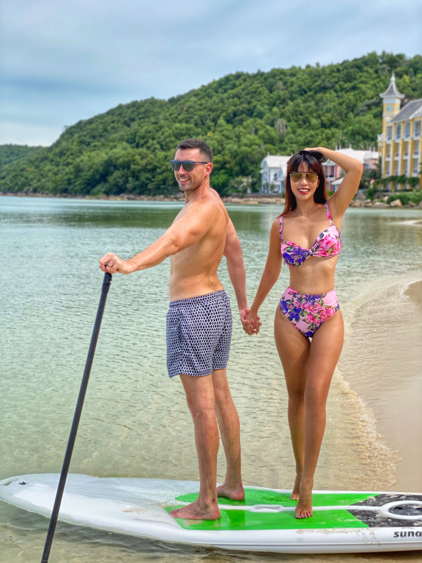 Siêu mẫu Hà Anh diện bikini khoe eo con kiến cùng chồng ở “bãi biển thiên đường“ ảnh 15