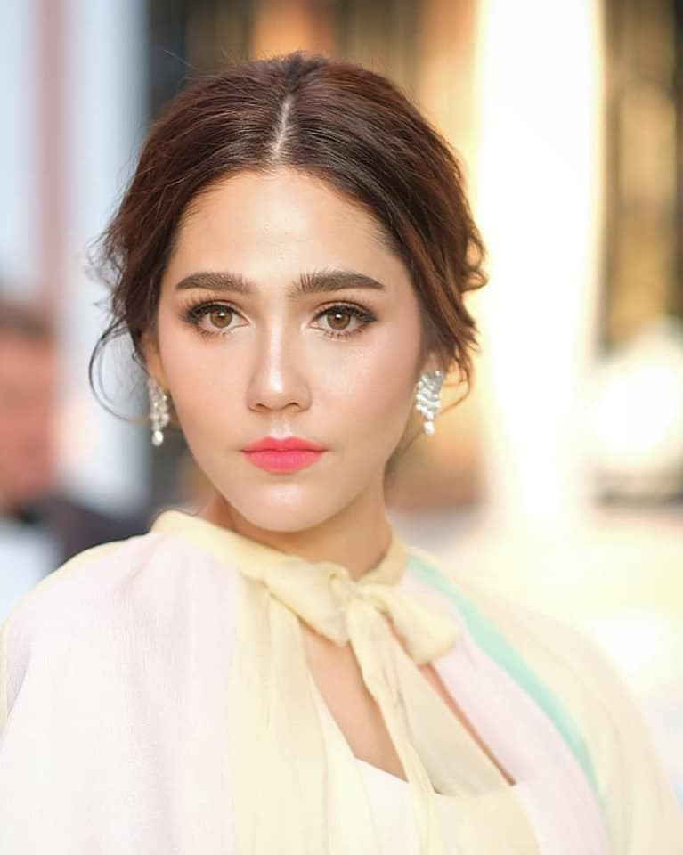 “Chất” như Chompoo Araya làm gì cũng tạo trend, dán đầy sticker lên mặt cũng “gây bão“ ảnh 8