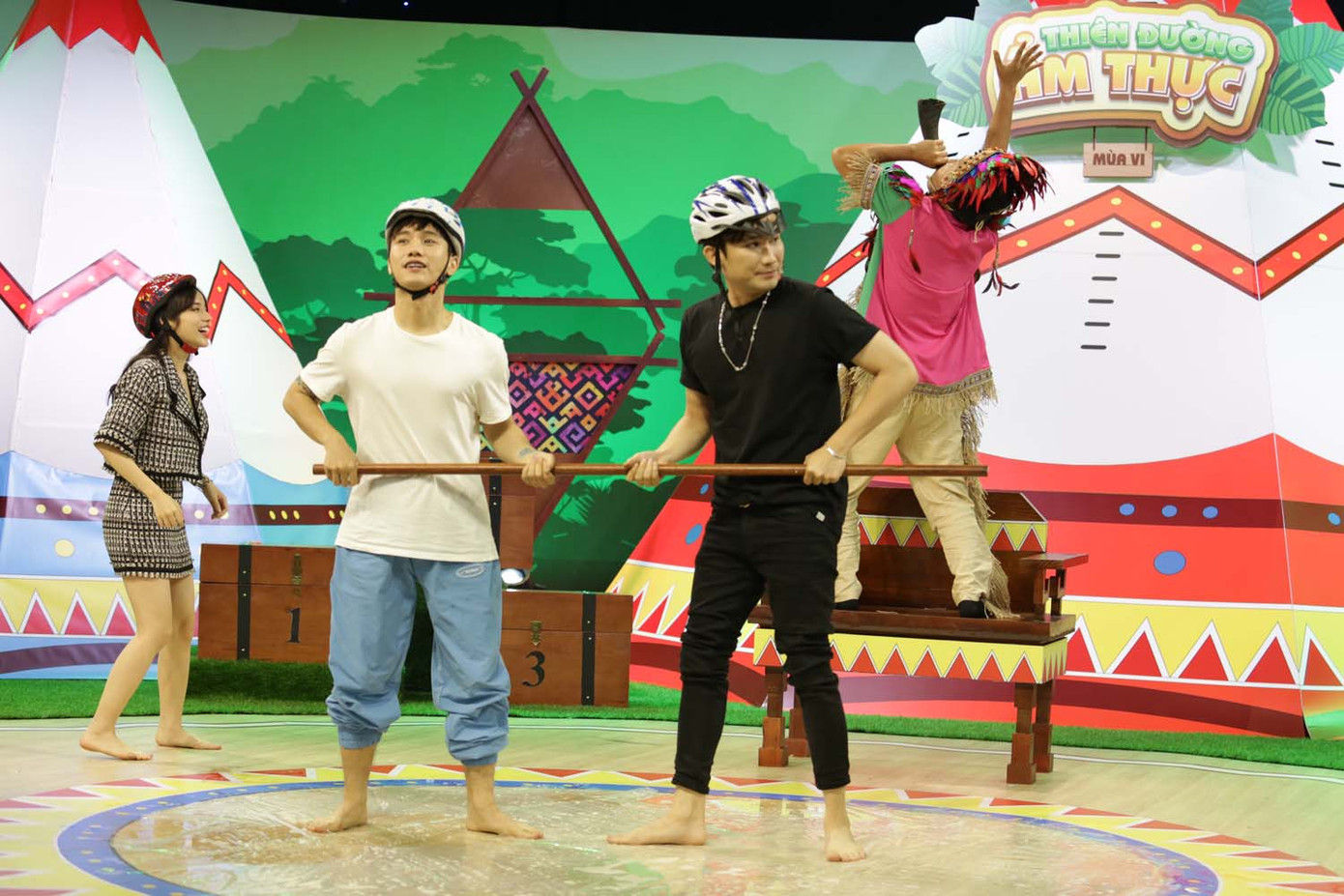 Trường Giang vô tư gặm đùi gà, bất chấp dàn “sao” đang “bụng đói“ ảnh 9