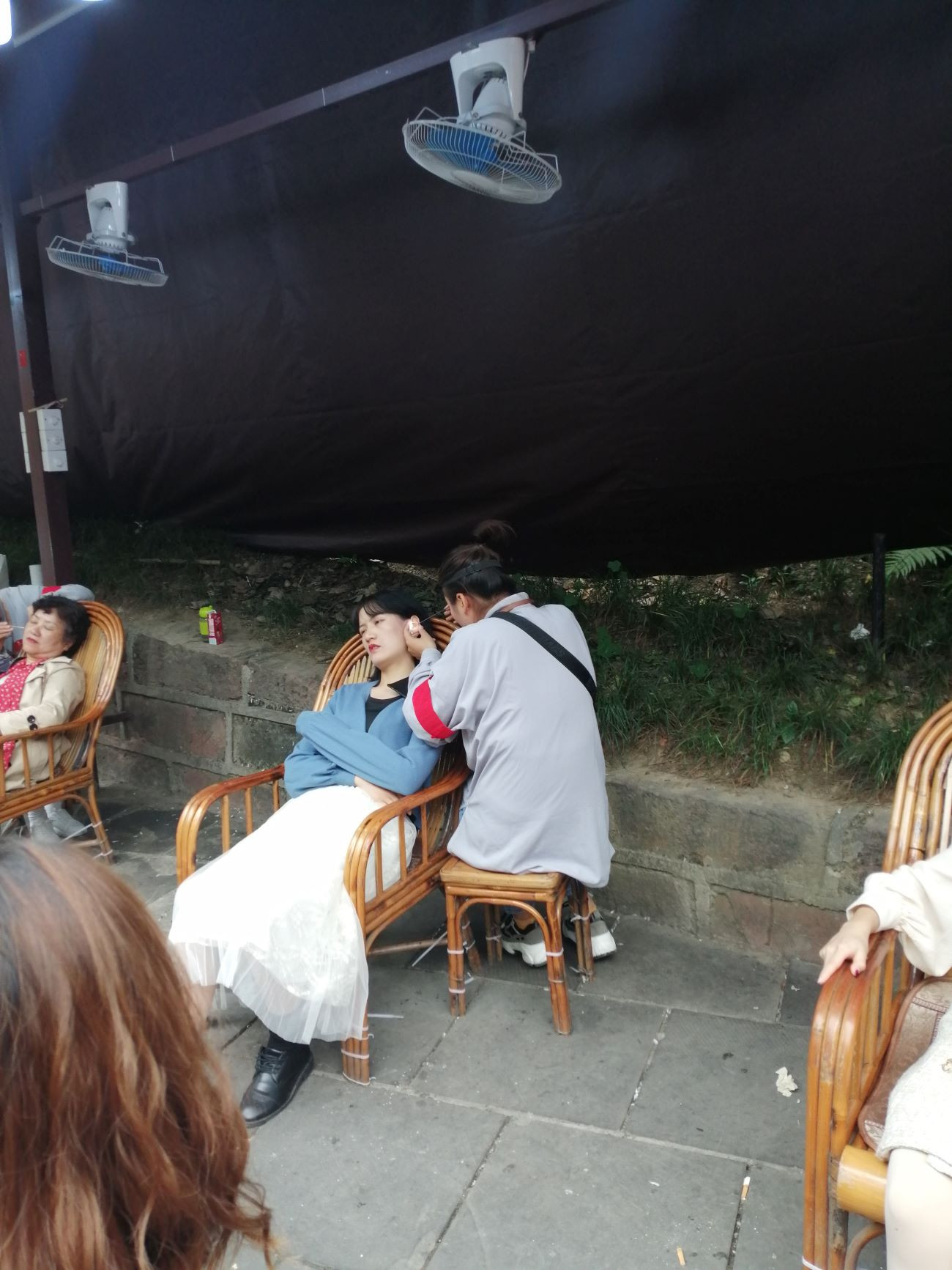 Tục lạ đầu năm: Phụ huynh đi xem mắt, thanh niên đi ngoáy tai ảnh 4