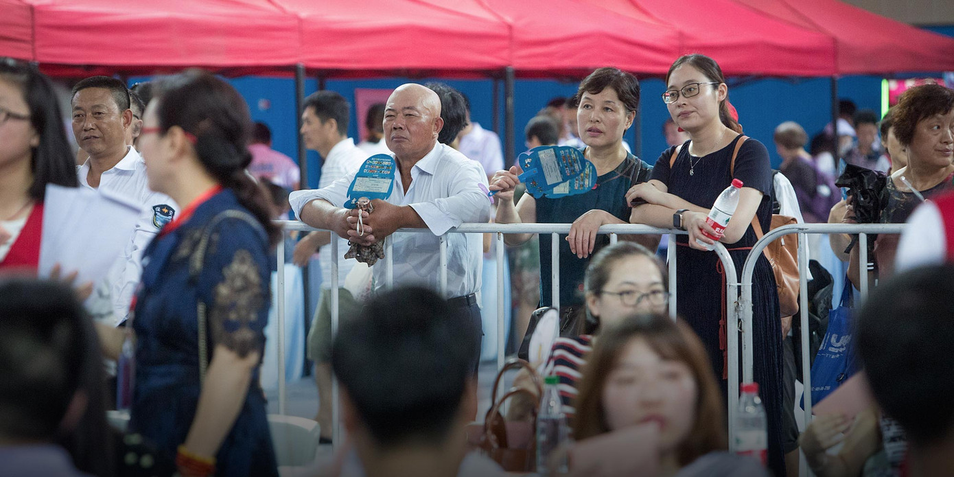 Tục lạ đầu năm: Phụ huynh đi xem mắt, thanh niên đi ngoáy tai ảnh 3