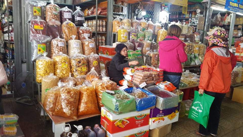 Đồ khô, bánh kẹo, mứt tết đã tràn ngập thị trường Hà Nội ảnh 3